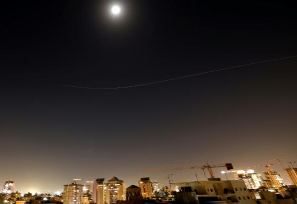 Une traînée de roquettes au-dessus de la ville côtière de Netanya, lors d'un nouveau barrage de missiles iraniens, le 30 mars 2026 en Israël