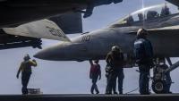 Photo diffusée par l'US Navy et le service des affaires publiques du Commandement central des États-Unis, le 28 mai 2026, un F/A-18F Super Hornet, sur le pont d'envol du porte-avions USS Abraham Lincoln, le 25 mai 2026