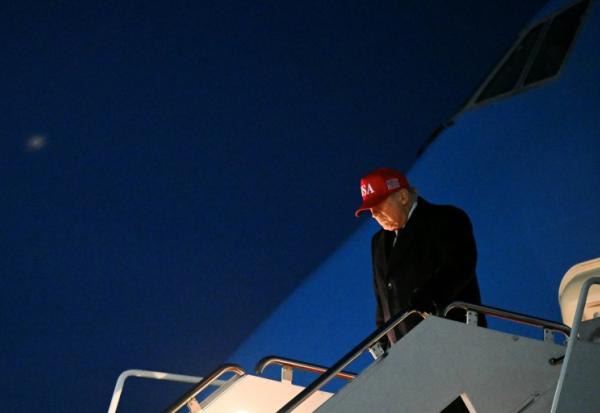 Le président américain Donald Trump arrive sur la base militaire Andrews le 1er mars 2026