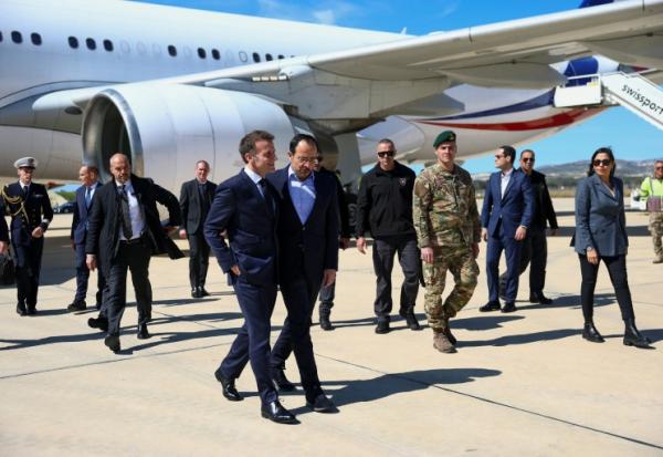 Le président français Emmanuel Macron (G) est accueilli par son homologue chypriote Nikos Christodoulides (D) à son arrivée à Paphos, à Chypre, le 9 mars 2026 