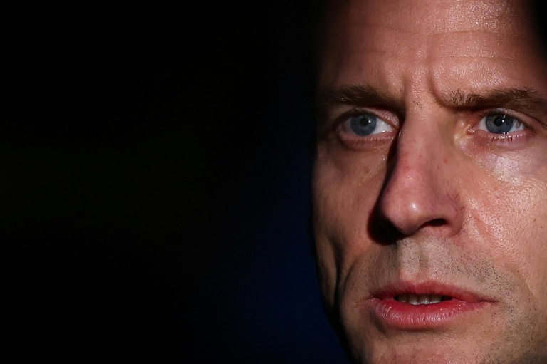 Le président Emmanuel Macron lors de sa visite sur le porte-avions Charles-de-Gaulle déployé en mer Méditerranée, le 9 mars 2026