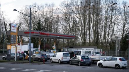 File d'attente de véhicules devant une station-service à Mulhouse, dans l'est de la France, le 1er avril 2026