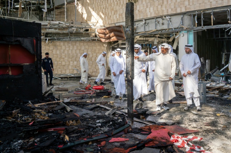 Photo fournie par l'agence de presse koweïtienne Kuna montrant le Premier ministre koweïtien Ahmad al-Abdallah al-Sabah (2e à droite) inspectant les dommages à l'aéroport de Koweït City, après une attaque iranienne, le 3 juin 2026