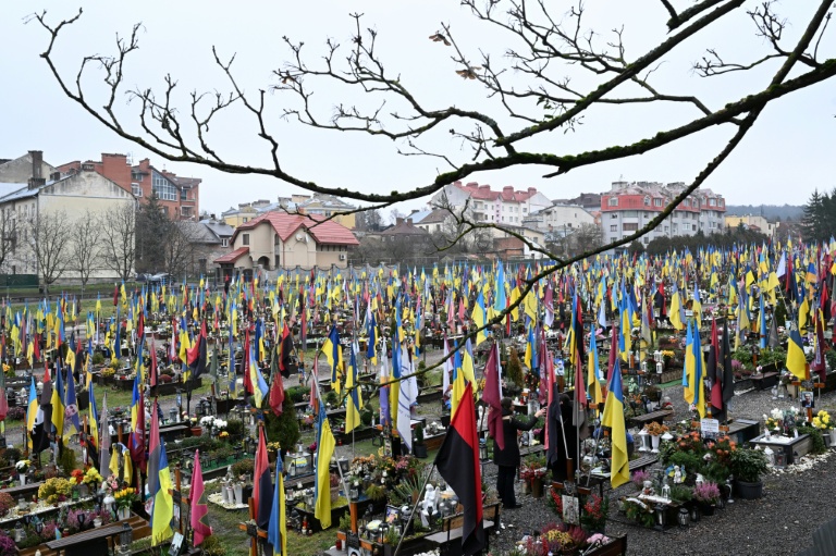 Tombes de soldats ukrainiens dans un cimetière militaire à Lviv, en Ukraine, le 2 décembre 2025