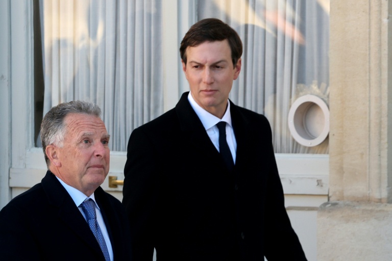 Les émissaires du président américain Donald Trump, Steve Witkoff (à gauche) et Jared Kushner, le 6 janvier 2026 à Paris
