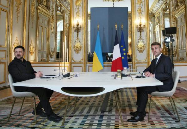 Le président ukrainien Volodymyr Zelensky, à gauche, et le président français Emmanuel Macron, à droite, le 1er décembre 2025, à l'Elysée, à Paris