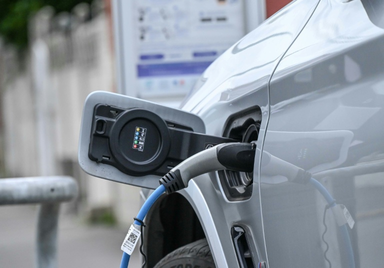 Voiture électrique en chargement, le 27 septembre 2022 à Lille 