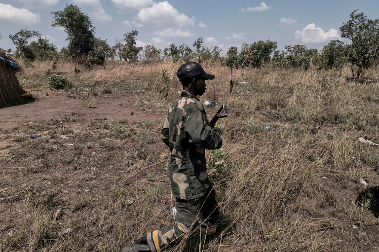 Combattant d'une milice armée, à proximité d'une mine d'or artisanale à Mwala, dans la  province du Tanganyika, le 25 septembre 2026.