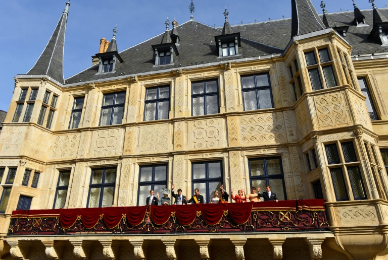 De grandes foules se sont rassemblées pour célébrer le mariage du prince Guillaume de Luxembourg et de la comtesse Stéphanie de Lannoy en 2012
