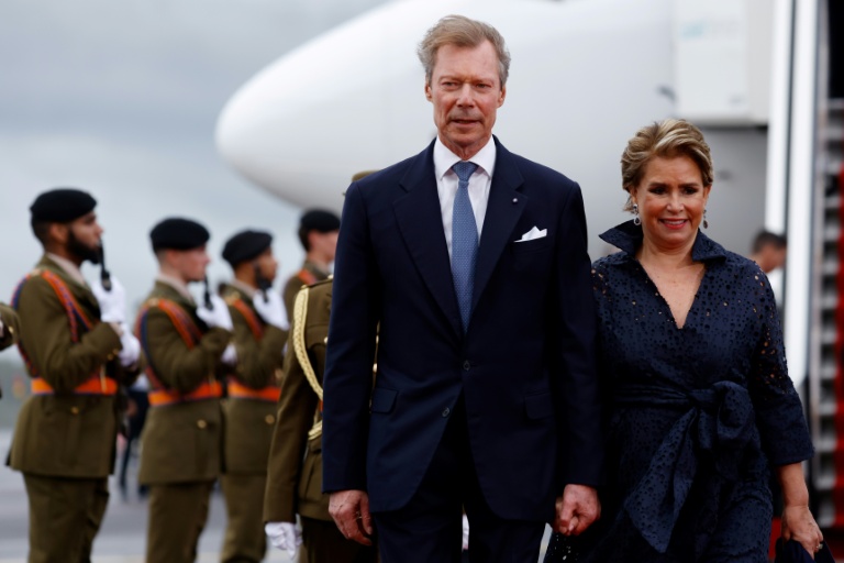 Le Grand-Duc Henri de Luxembourg, photographié en 2024 avec la Grande-Duchesse Maria Teresa, a décidé d'abdiquer pour retrouver « une certaine liberté » après un quart de siècle sur le trône
