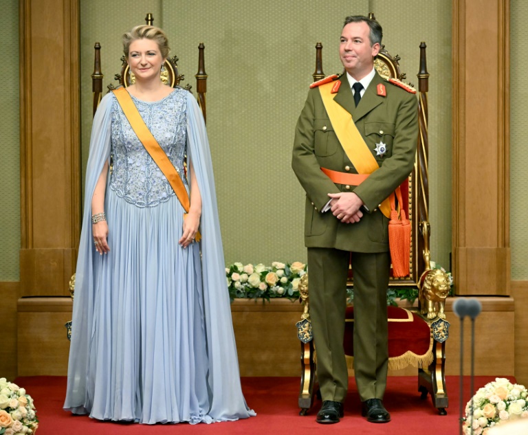 Le nouveau grand-duc du Luxembourg, Guillaume, et son épouse Stéphanie, lors de sa prestation de serment, à Luxembourg, le 3 octobre 2025