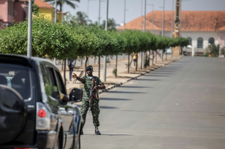 Un soldat arrête un véhicule près du palais présidentiel à Bissau, le 26 novembre 2025 en Guinée-Bissau