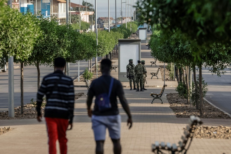 Des soldats patrouillent dans une rue de Bissau le 26 novembre 2025