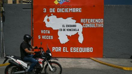 Une affiche de campagne pour un référendum  sur l'annexion de la région de l'Essequibo administrée par le Guyana voisin, le 28 novembre 2023 à Caracas, au Venezuela
