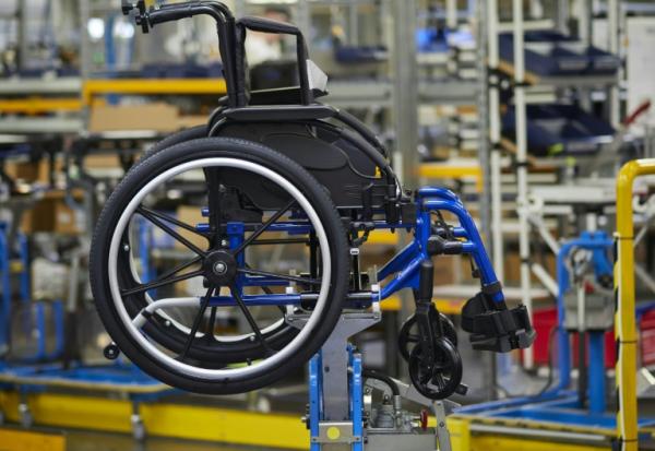 Un fauteuil roulant sur une ligne d'assemblage, le 21 juin 2024 à Fondettes (Indre-et-Loire)