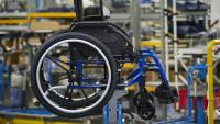 Un fauteuil roulant sur une ligne d'assemblage, le 21 juin 2024 à Fondettes (Indre-et-Loire)