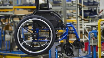 Un fauteuil roulant sur une ligne d'assemblage, le 21 juin 2024 à Fondettes (Indre-et-Loire)