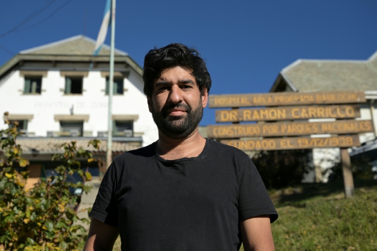 L'épidémiologiste Raul Bustamente lors d'un entretien avec l'AFP devant l'hôpital de Bariloche, le 10 mai 2026 en Argentine