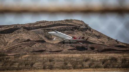 Un avion médicalisé transportant des patients évacués du bateau de croisière MV Hondius, foyer d'hantavirus, décolle de l'aéroport international de Praia, le 6 mai 2026 au Cap-Vert