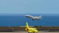 Un Falcon 900 transportant des passagers français, évacués plus tôt du navire touché par un foyer d'hantavirus, décolle de l'aéroport de Tenerife le 10 mai 2026 