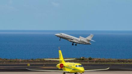Un Falcon 900 transportant des passagers français, évacués plus tôt du navire touché par un foyer d'hantavirus, décolle de l'aéroport de Tenerife le 10 mai 2026 