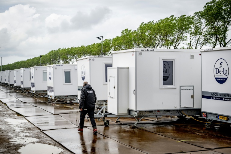 Le port de Rotterdam a été amménagé afin de préparer l'arrivée du MV Hondius, un navire de croisière néerlandais touché par un foyer d'hantavirus, à Rotterdam, le 17 mai 2026