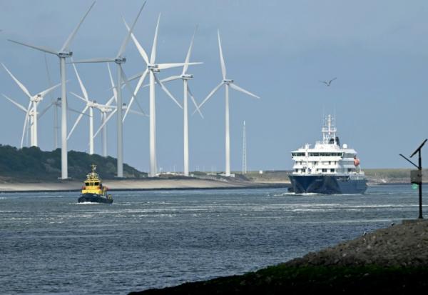 Le MV Hondius approche du port de Rotterdam, aux Pays-Bas, le 18 mai 2026