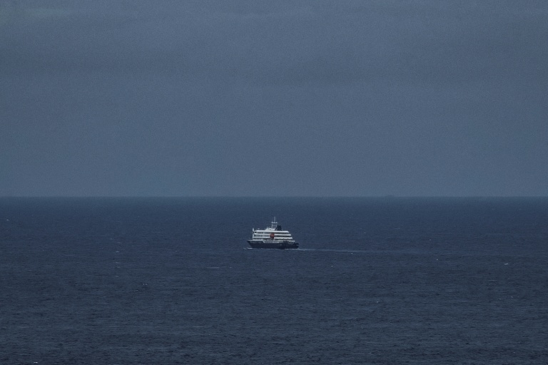 Le bateau de croisière MV Hondius, au large de Praia, quitte le Cap-Vert, le 6 mai 2026