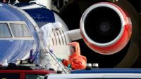 Une personne en combinaison blanche débarque le 6 mai 2026 d'un avion médicalisé Bombardier Challenger 605 censé transporter des passagers du bateau de croisière MV Hondius touché par une épidémie d'hantavirus