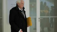 L'ancien animateur de radio et de télévision Laurent Boyer arrive au tribunal judiciaire de Paris pour son procès pour violences conjugales et harcèlement, le 30 mars 2026 
