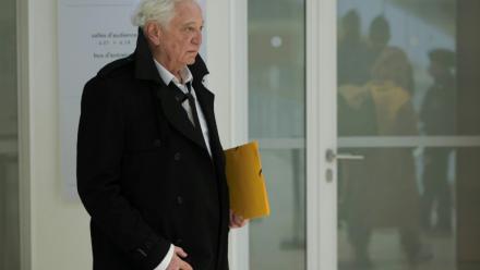 L'ancien animateur de radio et de télévision Laurent Boyer arrive au tribunal judiciaire de Paris pour son procès pour violences conjugales et harcèlement, le 30 mars 2026 