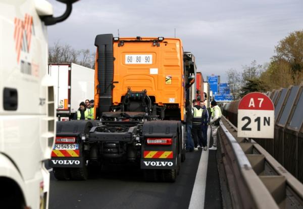 Des chauffeurs routiers bloquent l'autoroute A7, au sud de Lyon, pour protester contre la hausse des prix du carburant, à Chasse-sur-Rhône, le 28 mars 2026 en Isère