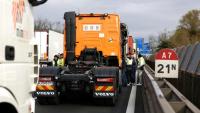 Des chauffeurs routiers bloquent l'autoroute A7, au sud de Lyon, pour protester contre la hausse des prix du carburant, à Chasse-sur-Rhône, le 28 mars 2026 en Isère