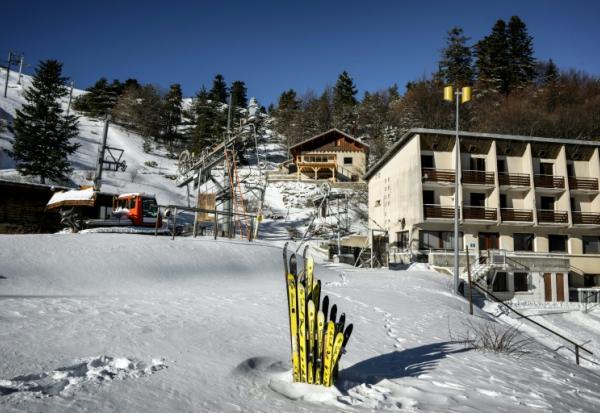 Un téléski de l'ex-station de ski de Céüze (Hautes-Alpes), à l'arrêt depuis plusieurs années, le 19 janvier 2023