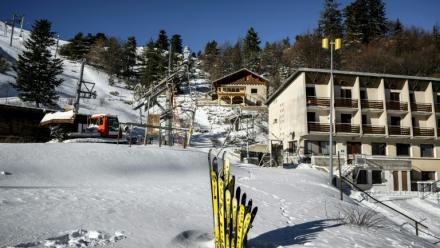 Un téléski de l'ex-station de ski de Céüze (Hautes-Alpes), à l'arrêt depuis plusieurs années, le 19 janvier 2023