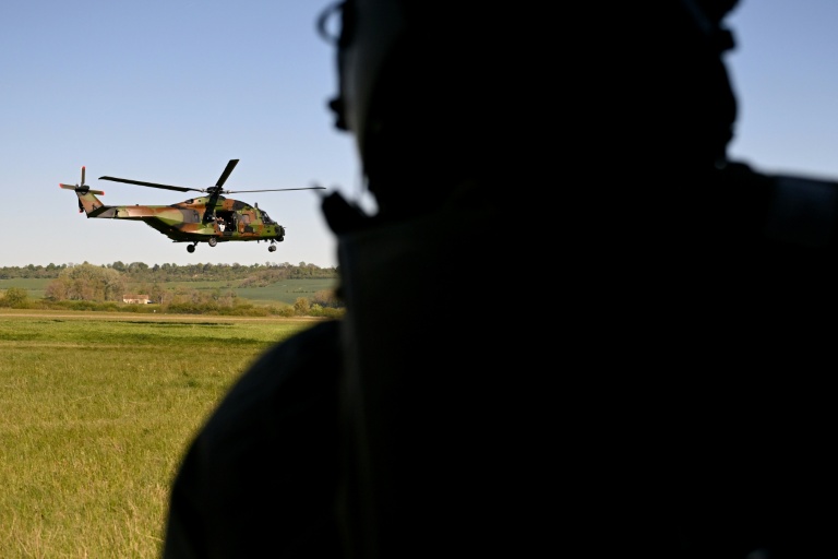 Un hélicoptère d'attaque français NH90 Caïman décolle de la base aérienne de Chaumont-Semoutiers dans le cadre d'un exercice militaire à Semoutiers-Montsaon, en Haute-Marne, le 23 avril 2026 