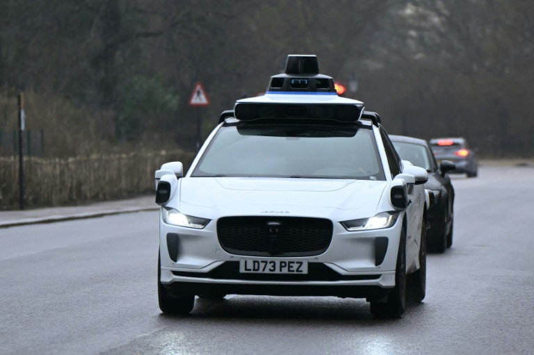 Un véhicule sans chauffeur de Waymo dans les rues du centre de Londres le 5 février 2026, peu après que la société ait annoncée qu'elle travaillait avec des partenaires à une offre de robotaxis dans cette ville.