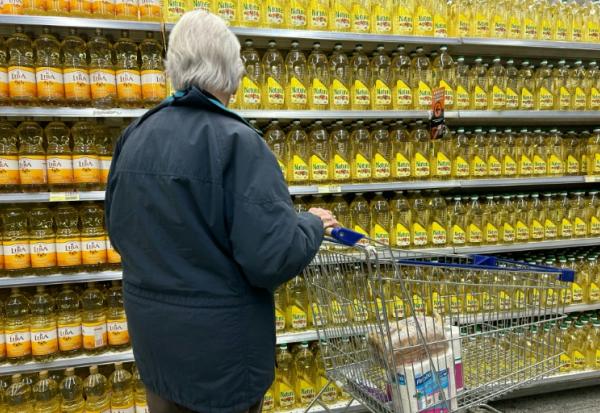 Des huiles en vente dans un supermarché à Buenos Aires, le 23 mai 2024