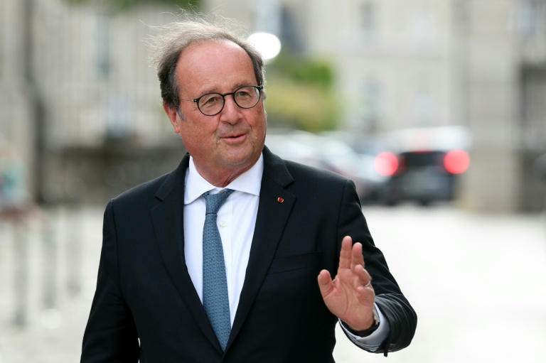 Le député PS et ancien président de la République François Hollande arrive à Blois, le 28 août 2026