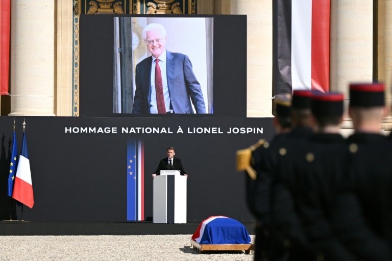 Le président Emmanuel Macron prnonce un discours lors d'un hommage national à l'ancien Premier ministre socialiste Lionel Jospin à l'Hôtel des Invalides à Paris, le 26 mars 2026
