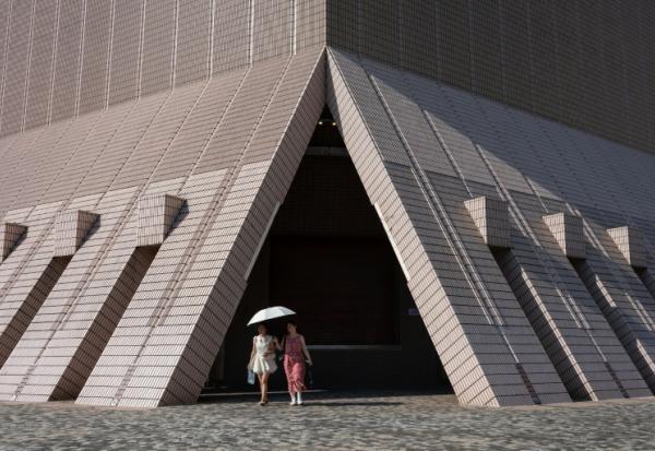 Deux femmes se protègent du soleil avec un parapluie, le 22 juin 2026 à Hong Kong