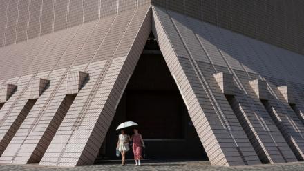 Deux femmes se protègent du soleil avec un parapluie, le 22 juin 2026 à Hong Kong