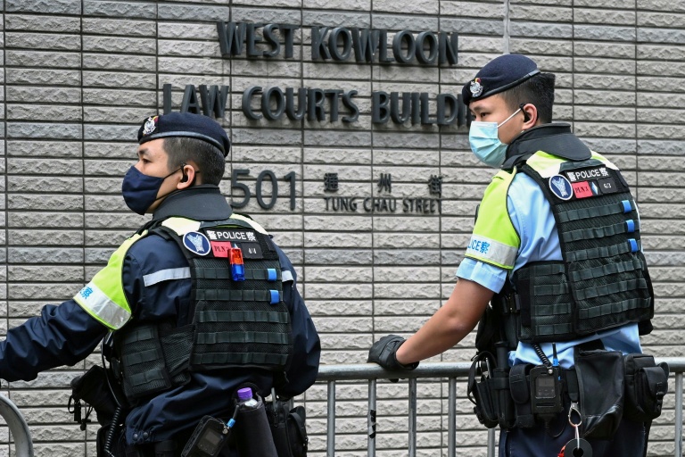 Des policiers devant le tribunal de West Kowloon, à Hong Kong, le 12 janvier 2026, avant les débats sur la peine à infliger à l'ex-magnat des médias prodémocratie Jimmy Lai