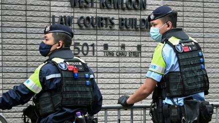 DeDes policiers devant le tribunal de West Kowloon, à Hong Kong, le 12 janvier 2026, avant les débats sur la peine à infliger à l'ex-magnat des médias prodémocratie Jimmy Lai