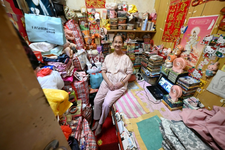 Lisa Lau assise sur son lit dans son logement d'un appartement subdivisé, le 30 avril 2026 à Hong Kong