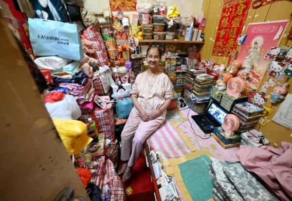 Lisa Lau assise sur son lit dans son logement d'un appartement subdivisé, le 30 avril 2026 à Hong Kong