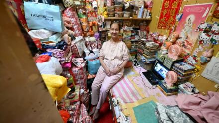 Lisa Lau assise sur son lit dans son logement d'un appartement subdivisé, le 30 avril 2026 à Hong Kong