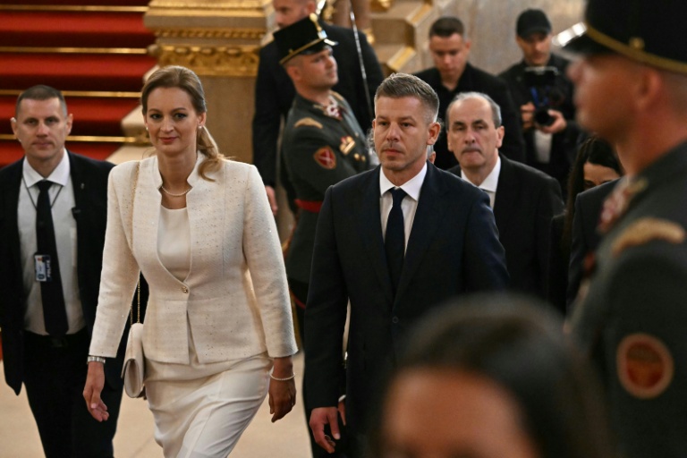 Peter Magyar (d) Agnes Forsthoffer, future présidente du Parlement, arrivent à l'assemblée, à Budapest, le 9 mai 2026
