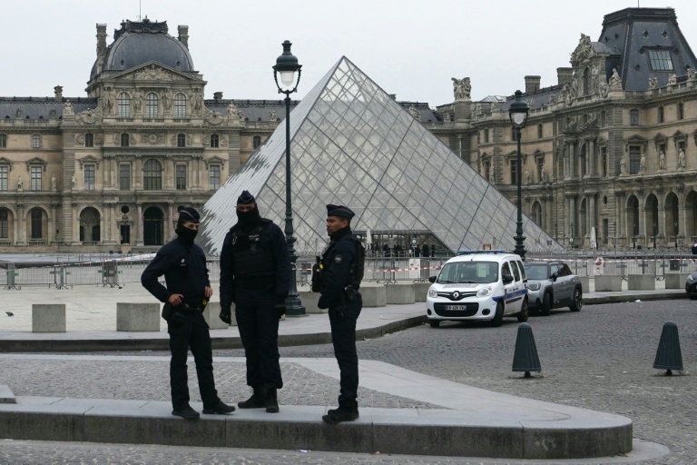 Des policiers devant le musée du Louvre, cible d'un spectaculaire cambriolage, le 19 octobre 2025 à Paris