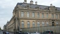 Des policiers près d'un monte-charge utilisé lors d'un cambriolage au musée du Louvre, le 19 octobre 2025 à Paris 